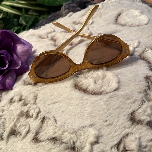 “Cat Eye”🕶️ bling gold glitter Sunglasses Lightweight & durable in EUC No Flaws - Picture 2 of 11
